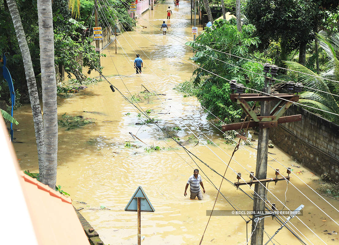 Kerala flood situation worsens, death toll reaches 324