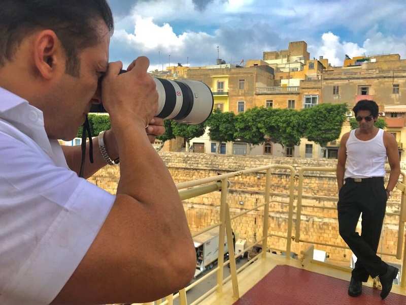 Photo Salman Khan Turns Photographer In Malta And His Muse Will Leave You In Splits