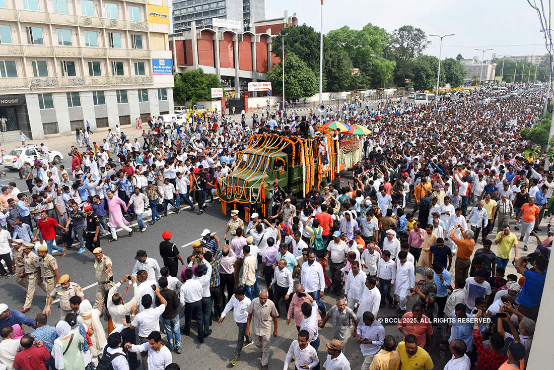 Supporters at Atal Bihari Vajpayee's funeral
