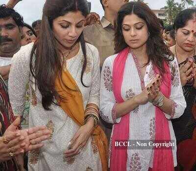 Suzzane Roshan and Yash Chopra at the 'Ganesh Chaturthi' celebration in ...