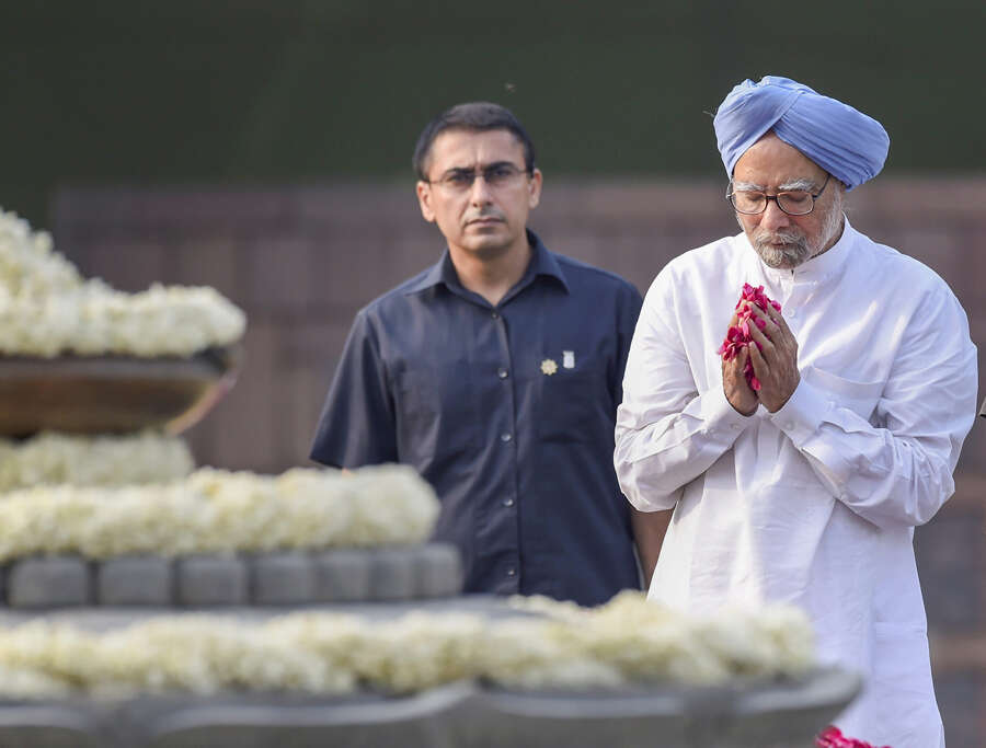 Sonia, Rahul pay tribute to Rajiv Gandhi on 74th birth anniversary