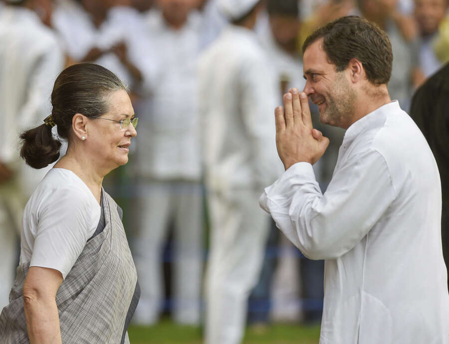 Sonia, Rahul pay tribute to Rajiv Gandhi on 74th birth anniversary