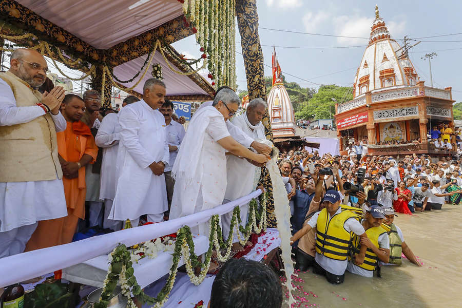 Vajpayee's ashes immersed in Ganga at Haridwar