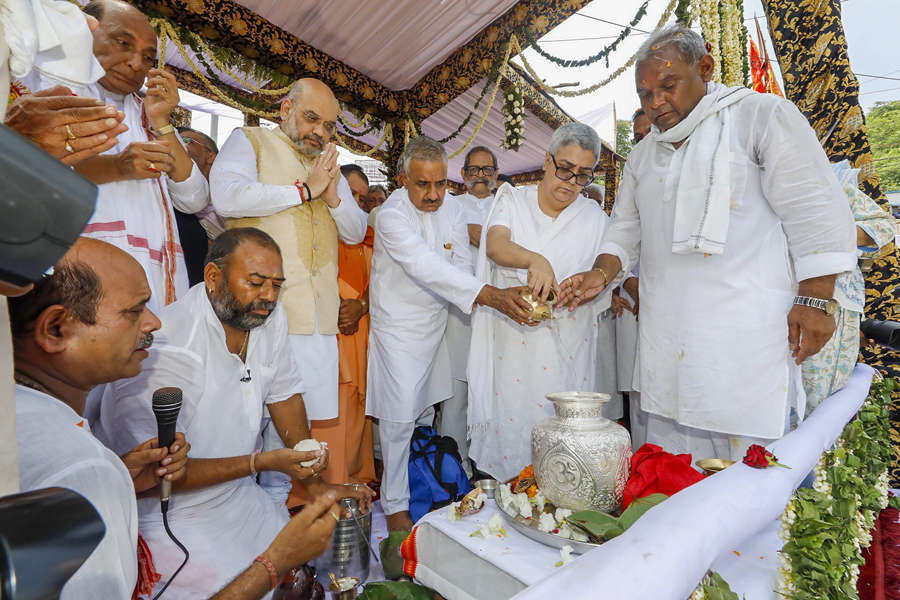 Vajpayee's ashes immersed in Ganga at Haridwar