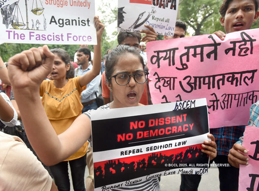 Hundreds turn up at Parliament Street in solidarity with arrested activists
