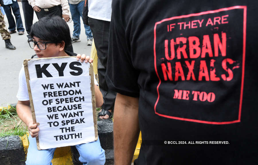 Hundreds turn up at Parliament Street in solidarity with arrested activists