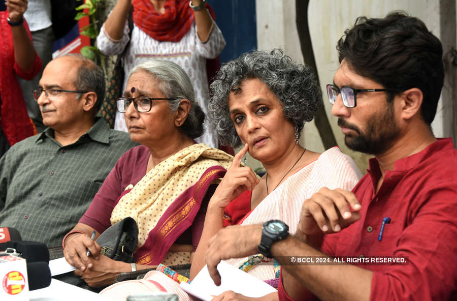 Hundreds turn up at Parliament Street in solidarity with arrested activists