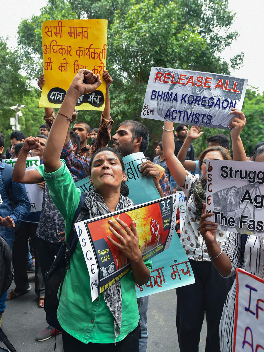 Hundreds turn up at Parliament Street in solidarity with arrested activists