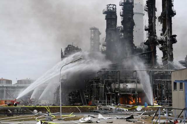 Pictures of a huge refinery explosion in Germany