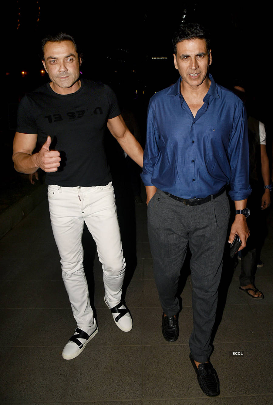 Inside pics of Akshay Kumar's surprise birthday celebrations with family and close friends...
