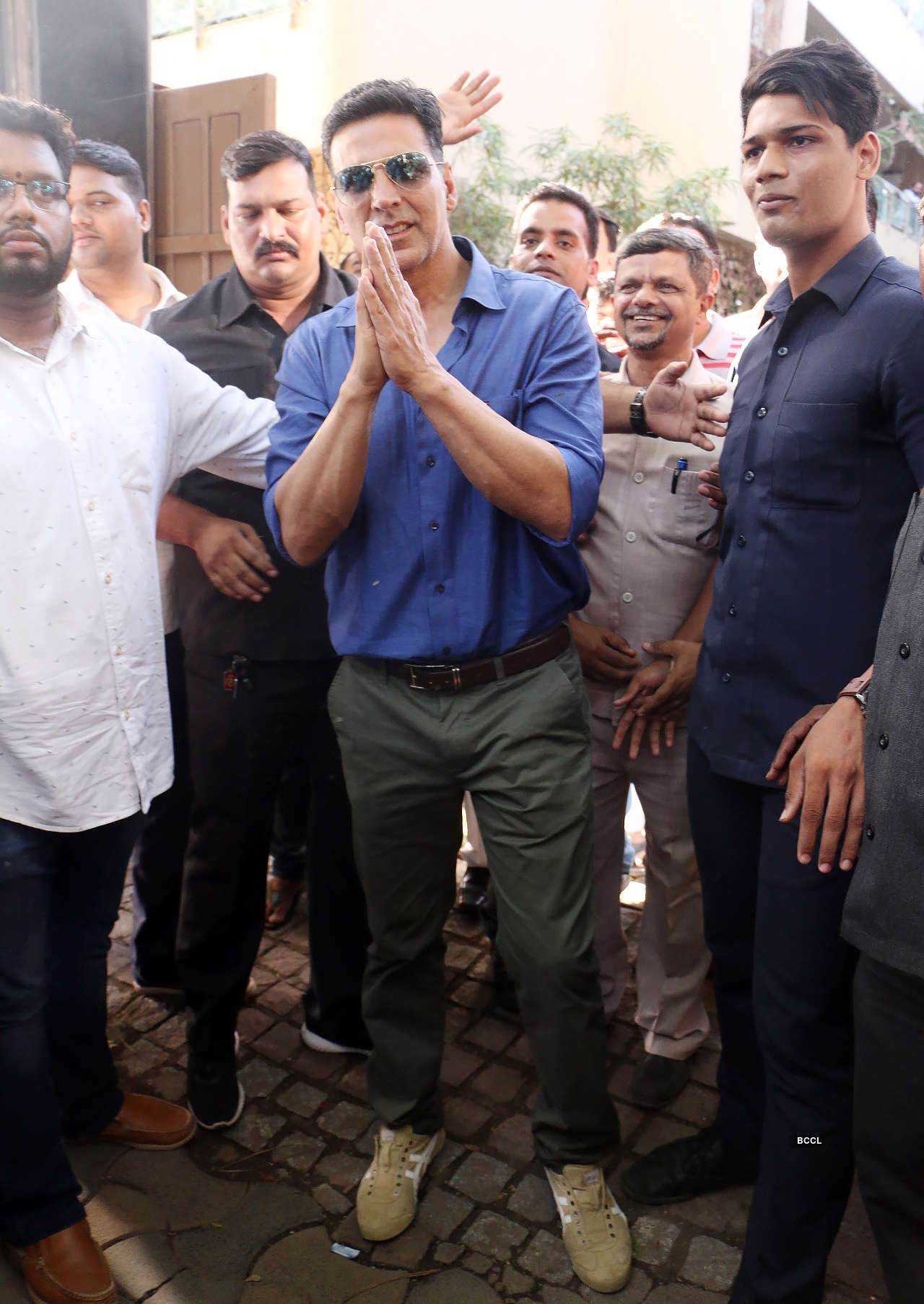 Inside pics of Akshay Kumar's surprise birthday celebrations with family and close friends...