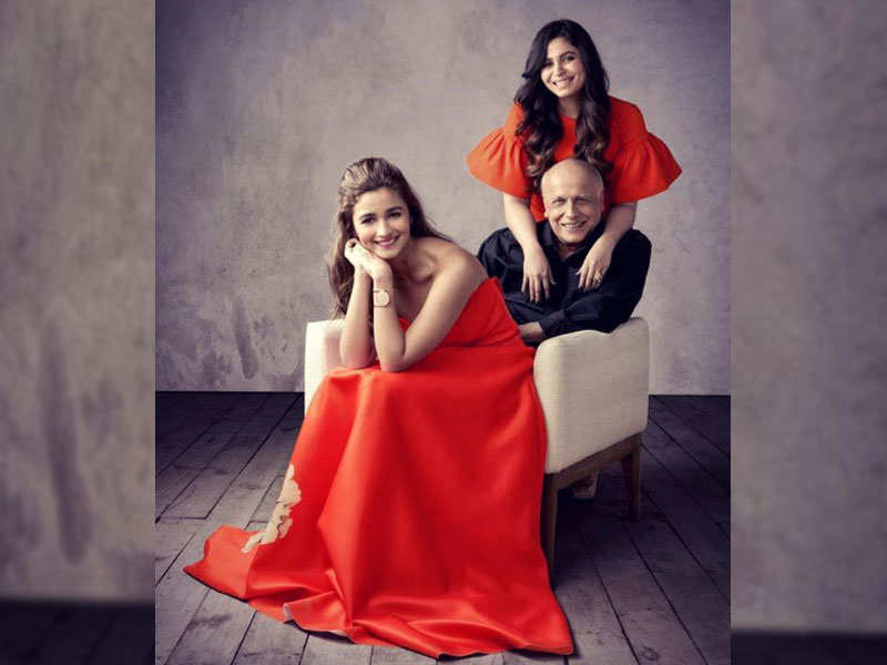 Alia Bhatt, Mahesh Bhatt and Shaheen Bhatt put on their “happy faces” for a photo shoot