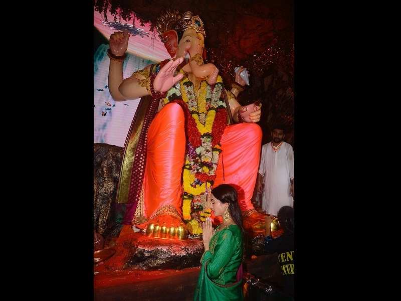 Photo: Sonal Chauhan seeks blessings of Lalbaugh Cha Raja