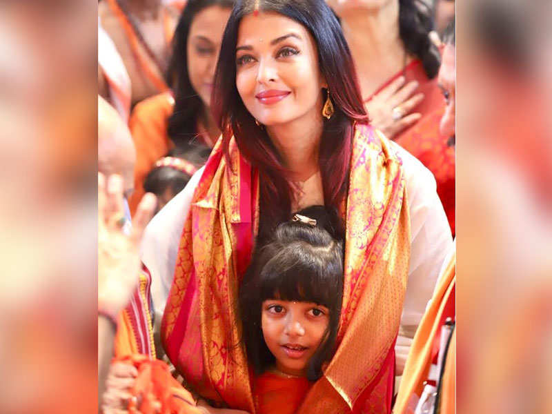 Photo: Aishwarya Rai Bachchan seeks Ganpati Bappa's 