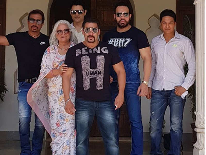 Beena Kak poses with Salman Khan for a picture perfect click