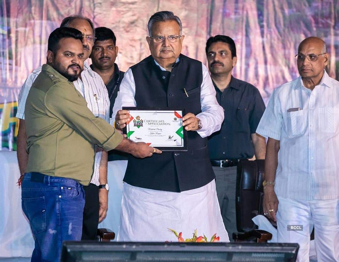Rishikesh Pandey rewarded by the CM of Chhattisgarh for his commonweal music compositions!