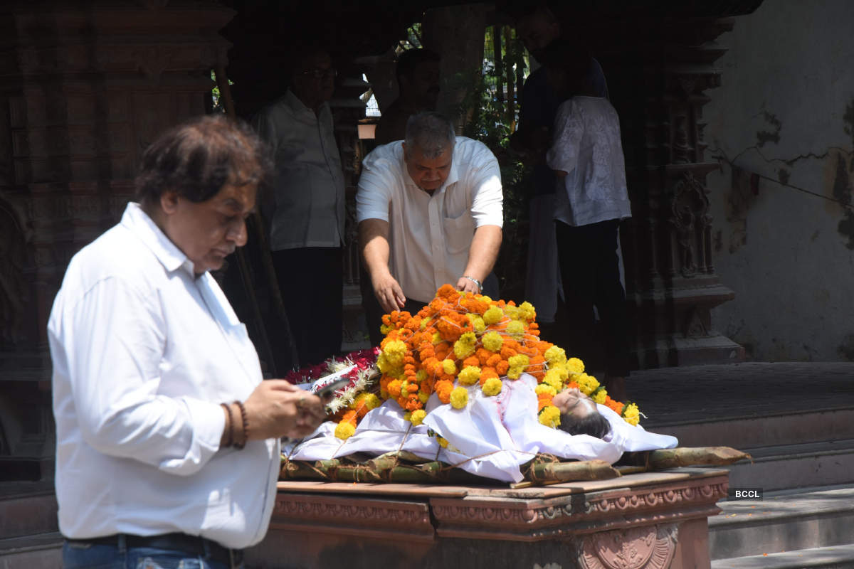 Shabana Azmi, Mahesh Bhatt and others pay last respects to Kalpana Lajmi