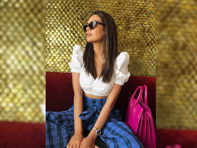 Esha Gupta turns up her swag in her casual outfit