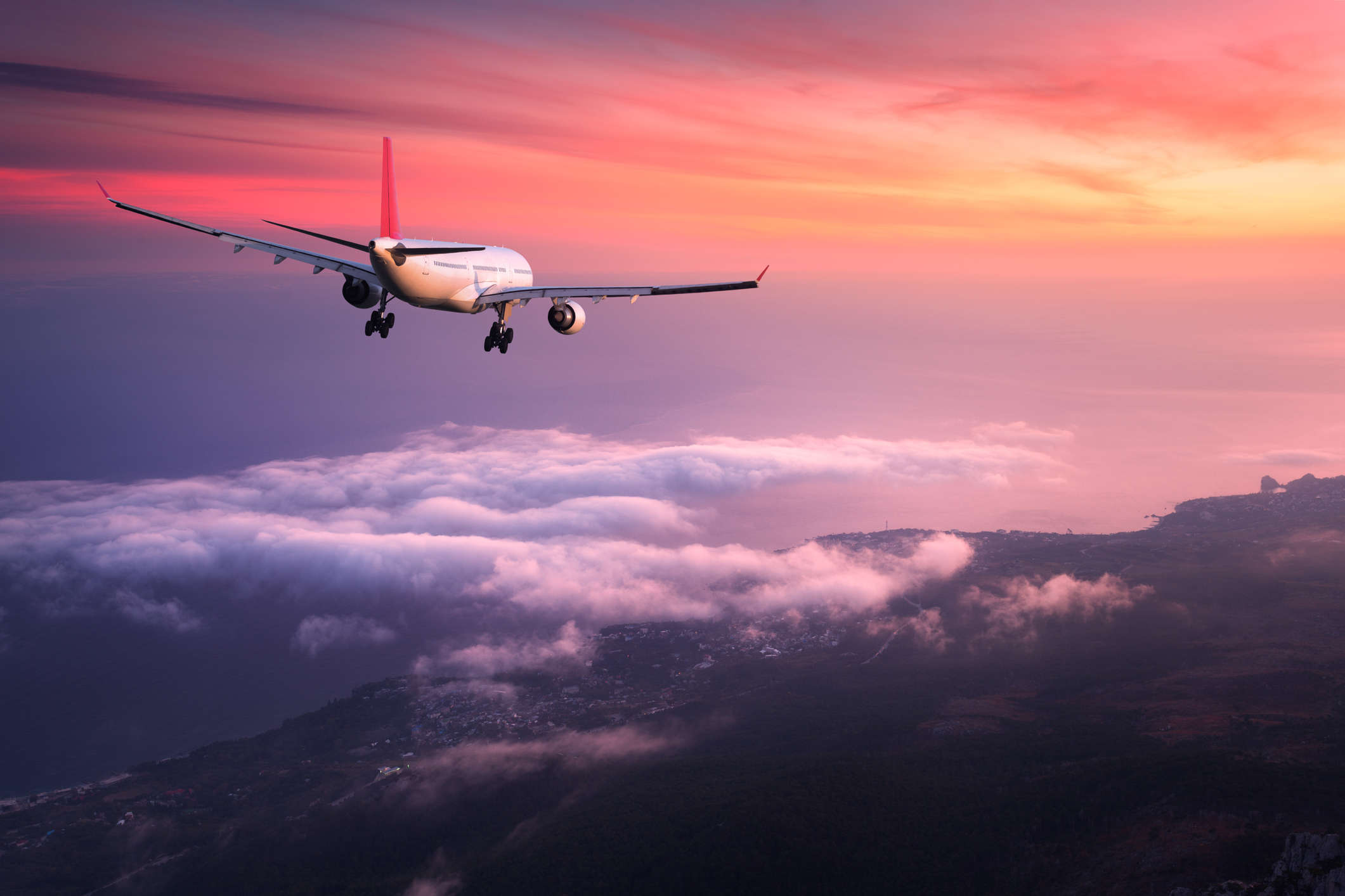 Flights break. Самолет в небе. Красивый самолет в небе. Улетающий самолет. Пассажирский самолет в небе.