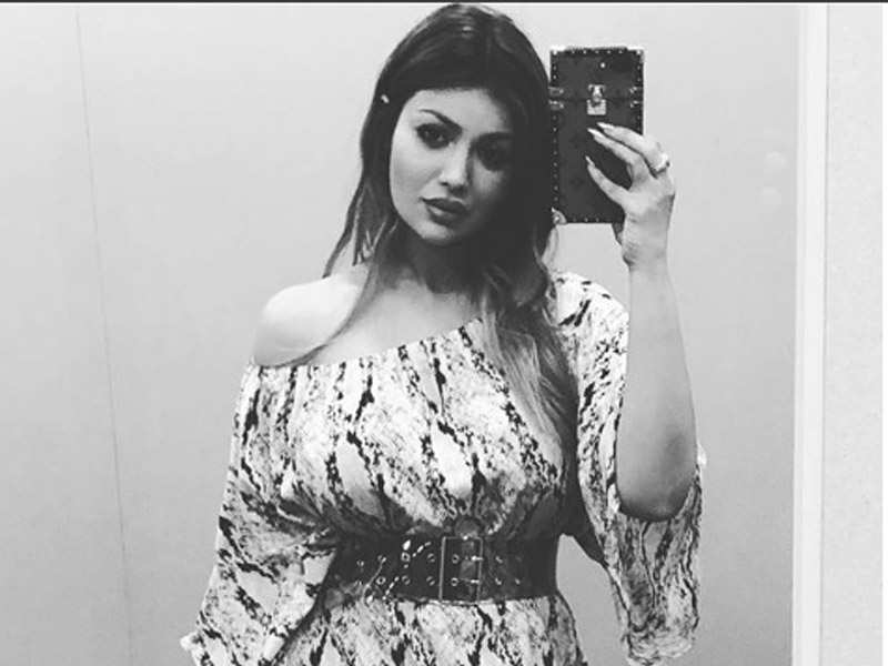 Photo : Ayesha Takia looks sensous in an off shoulder top