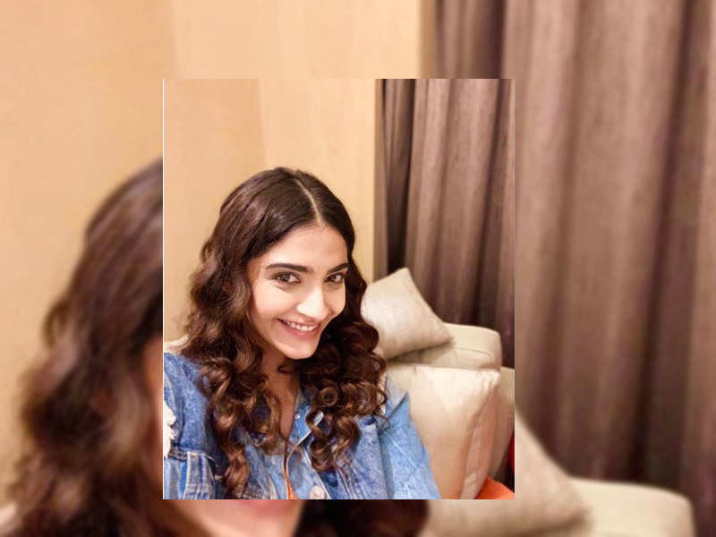 A selfie obsessed Sonam looks endearing in her latest picture