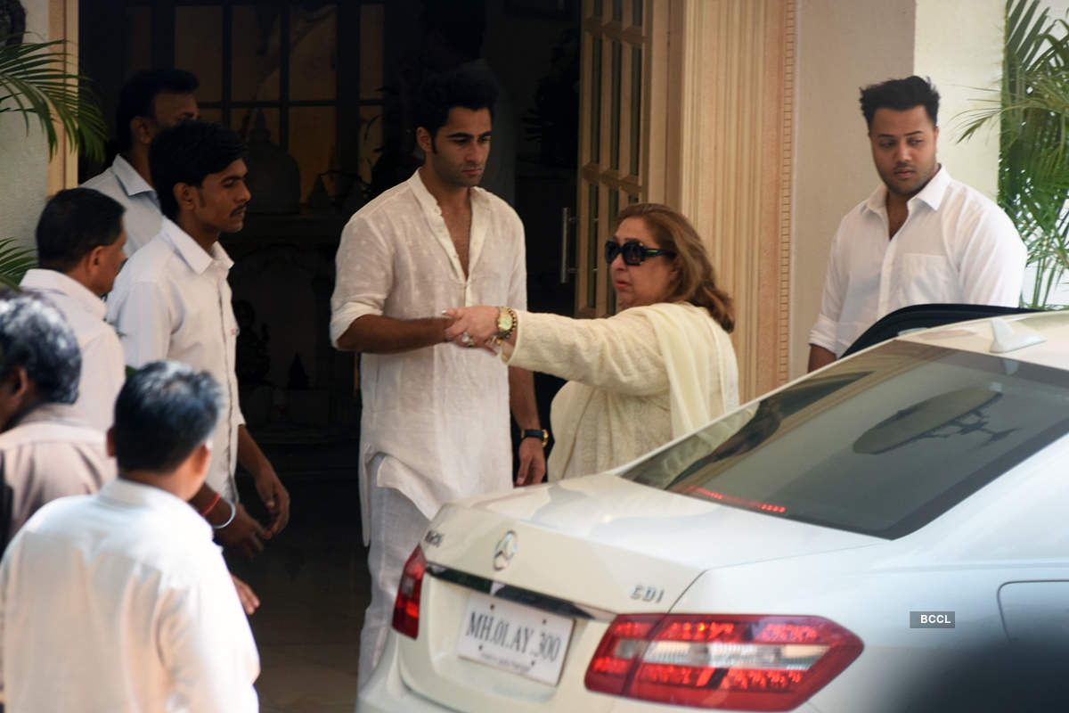 Bollywood celebrities join Kapoor family at Krishna Raj Kapoor’s funeral