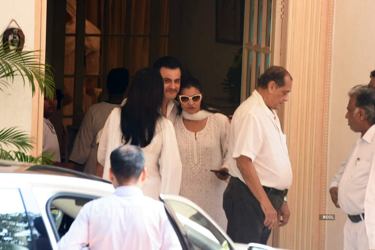 Bollywood celebrities join Kapoor family at Krishna Raj Kapoor’s funeral