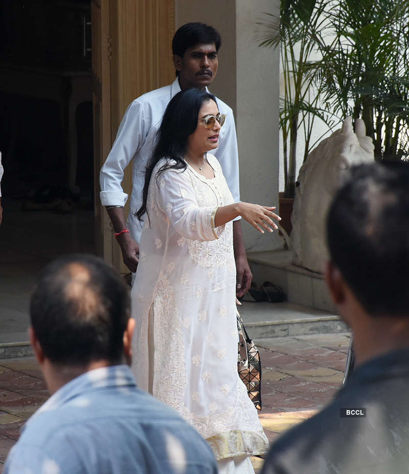 Bollywood celebrities join Kapoor family at Krishna Raj Kapoor’s funeral