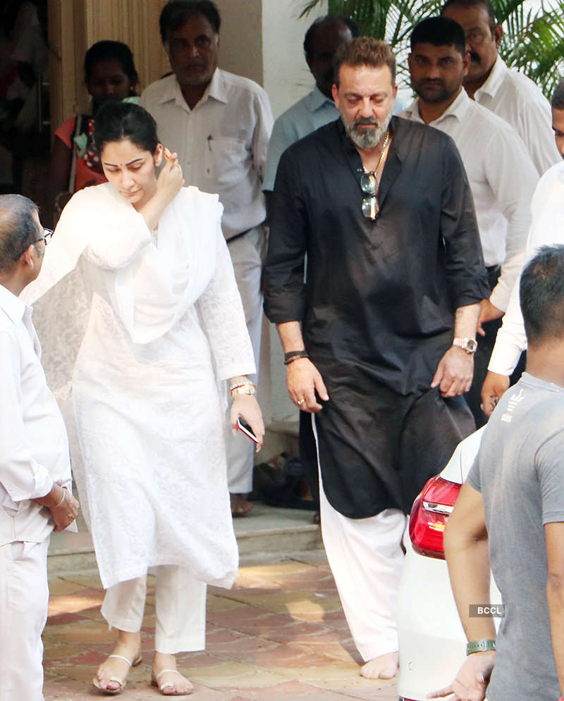 Bollywood celebrities join Kapoor family at Krishna Raj Kapoor’s funeral