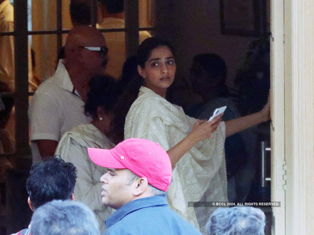 Kareena & Anil Kapoor get trolled for their smiling pictures at Krishna Raj Kapoor's funeral
