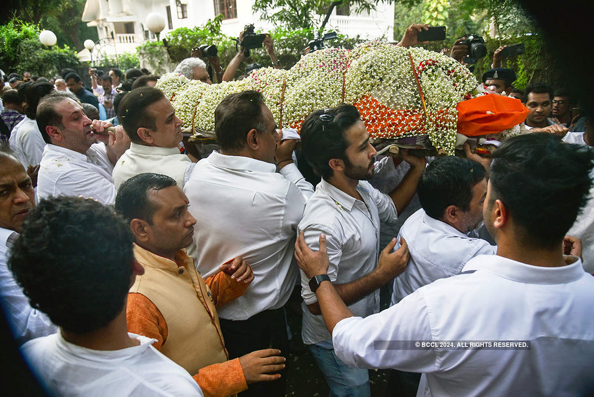 Kareena & Anil Kapoor get trolled for their smiling pictures at Krishna Raj Kapoor's funeral