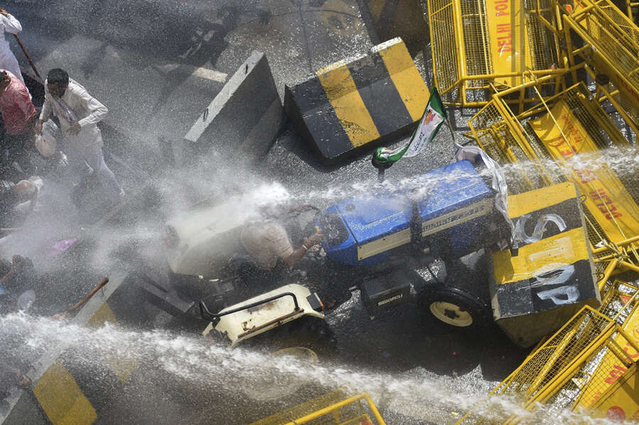 Farmers' protest turns violent at Delhi-UP border