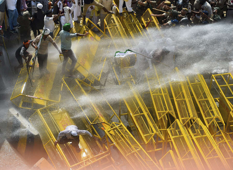 Farmers' protest turns violent at Delhi-UP border