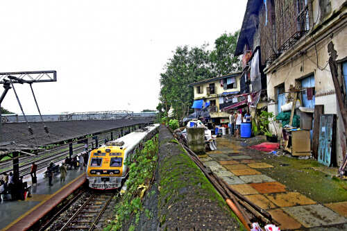 Diva: Viral Video: Girl falls off Mumbai local train, saved by fellow passengers