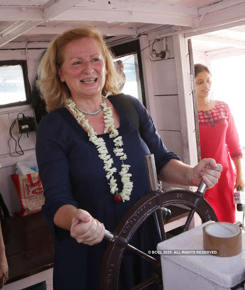 Diplomats' pre-Puja tour