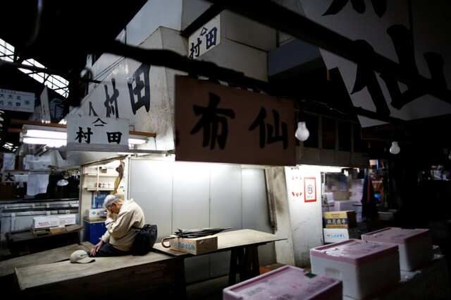 Fishmongers mourn as historic Tsukiji market closes