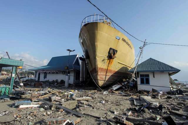 Devastating pictures of damaged Indonesian island by earthquake and tsunami