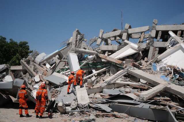 Devastating pictures of damaged Indonesian island by earthquake and tsunami