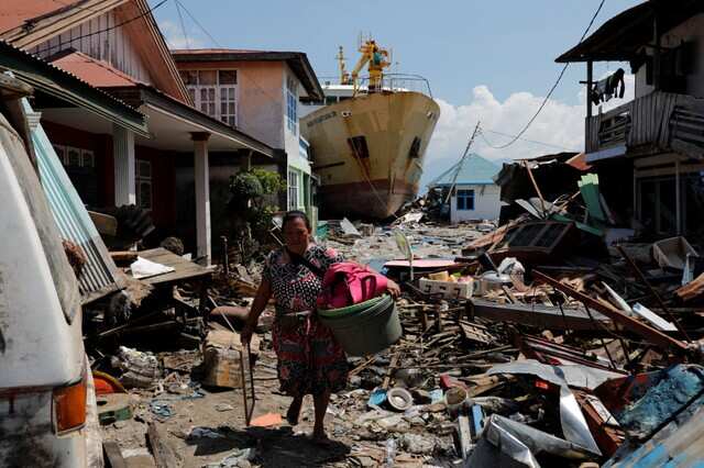Devastating pictures of damaged Indonesian island by earthquake and tsunami