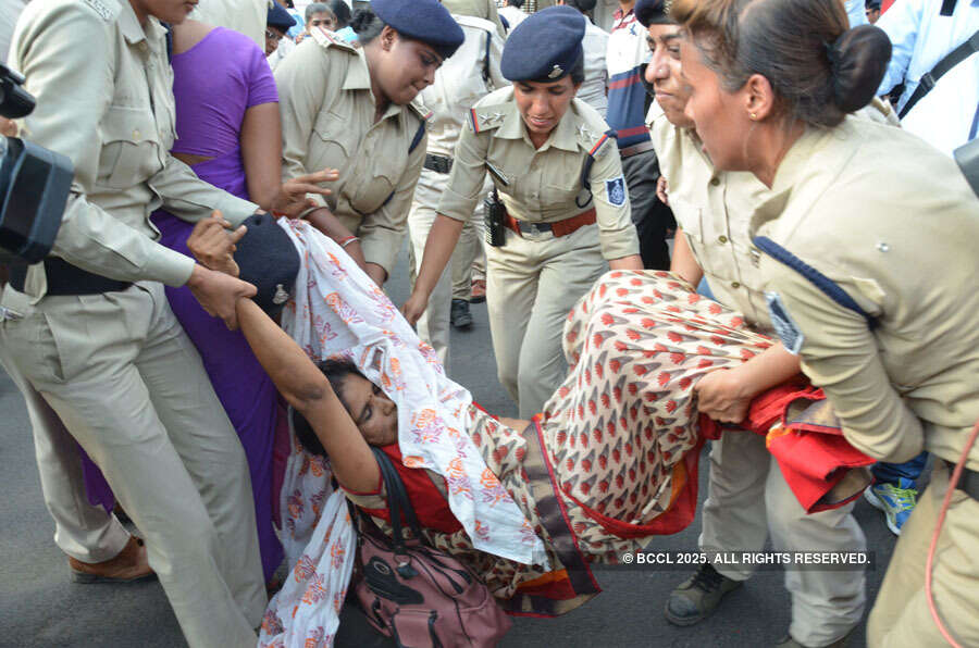 ASHA, USHA workers&rsquo; protest turns violent in Bhopal