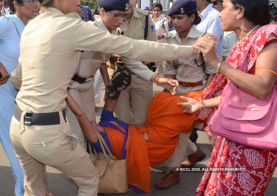 ASHA, USHA workers&rsquo; protest turns violent in Bhopal