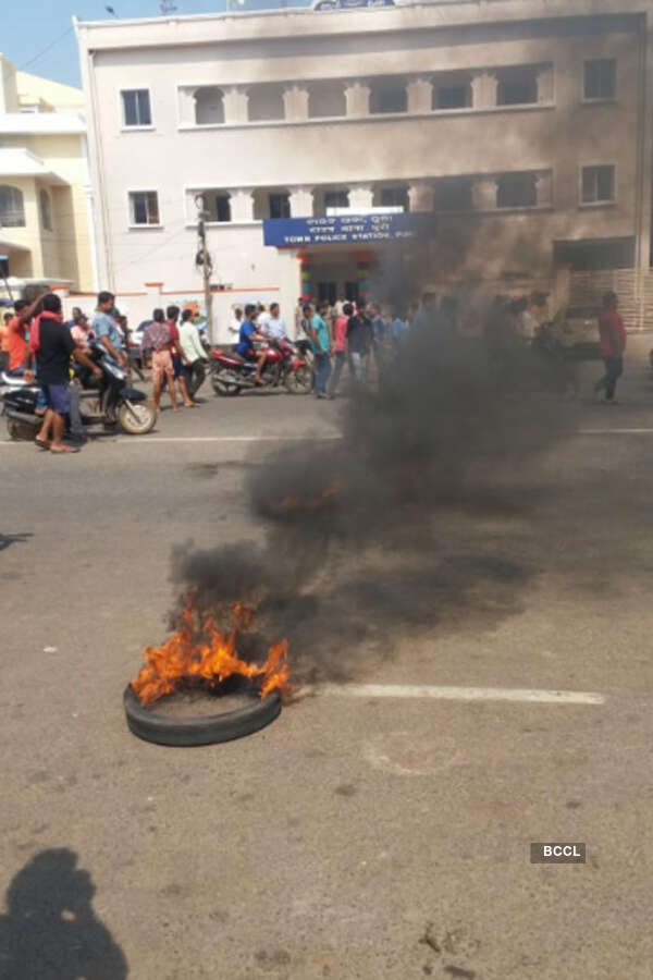 Puri: Protest erupts against queue system at Jagannath Templ