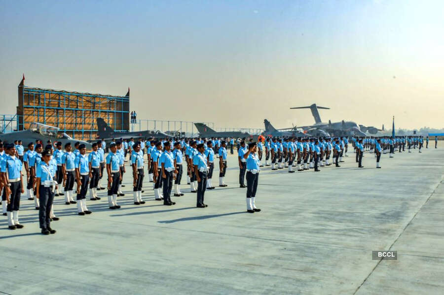 Pilots perform awe-inspiring stunts at Air Force Day celebrations