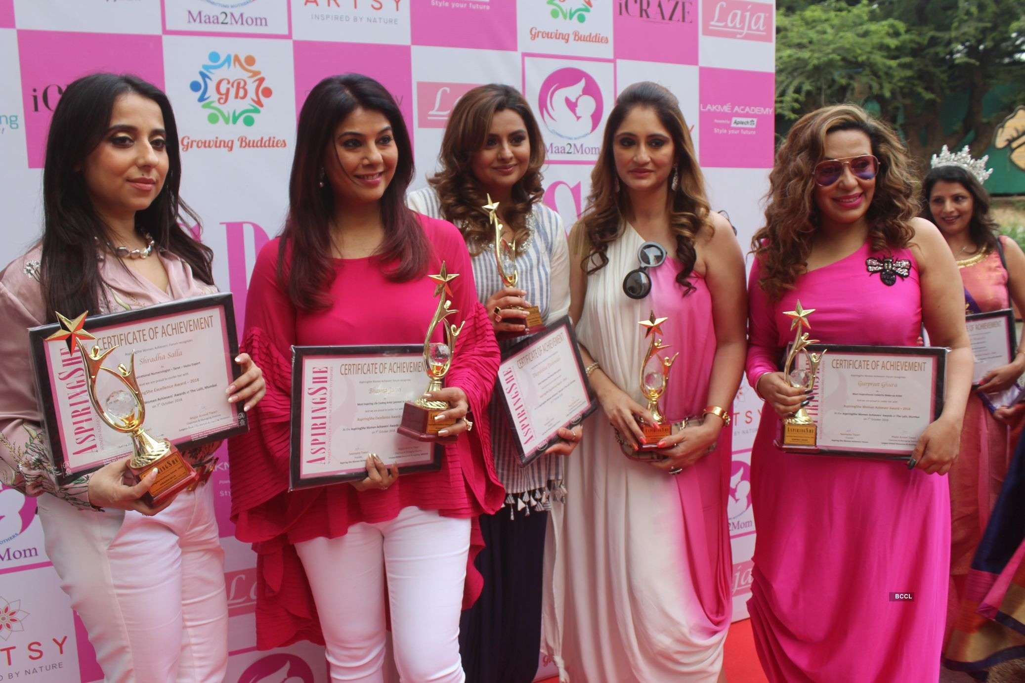 Saumyata & Major Arvind Tiwari felicitate Kamya Punjabi, Devoleena Bhattacharjee & others at 'Aspiring She' Awards