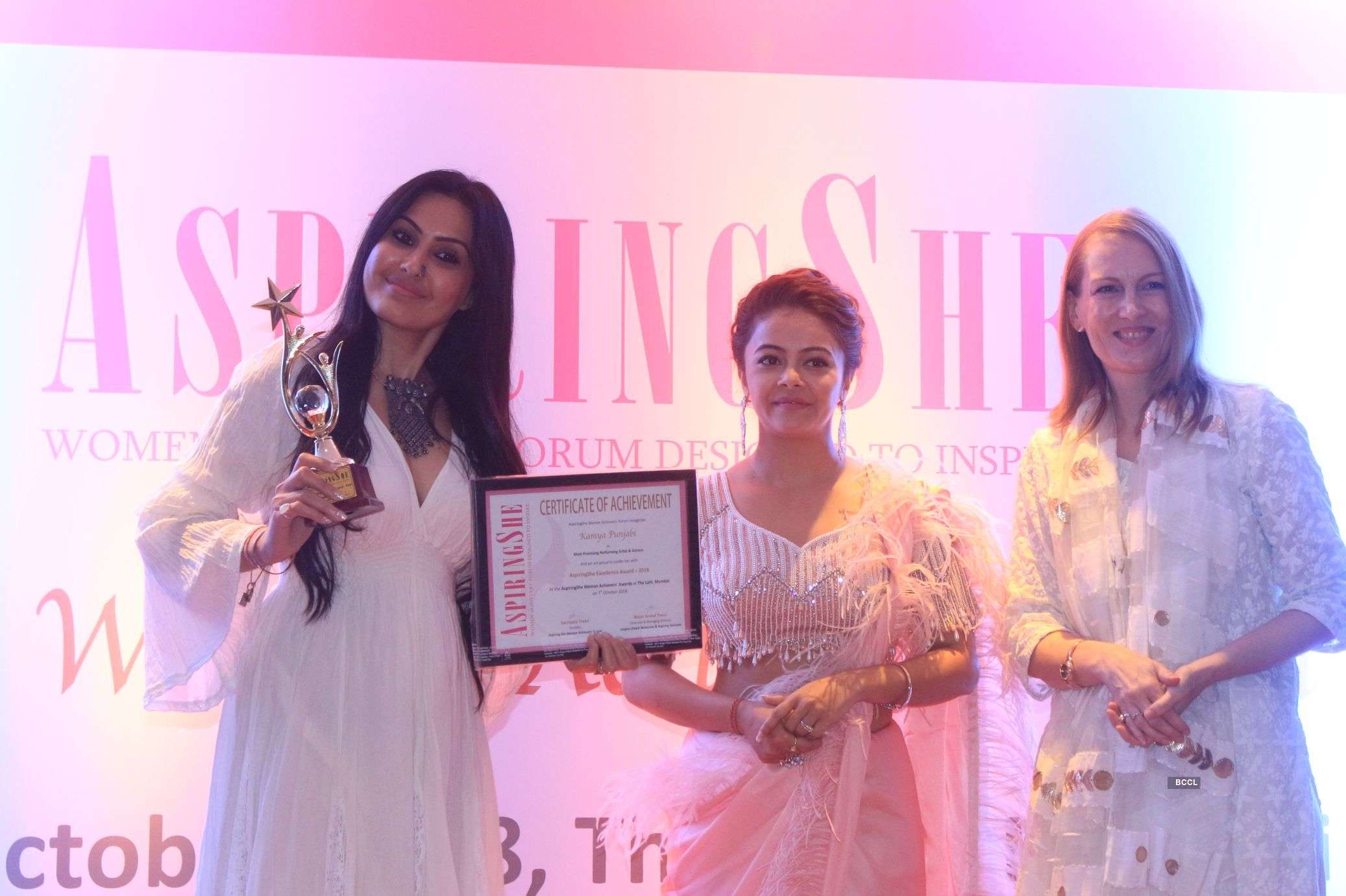 Saumyata & Major Arvind Tiwari felicitate Kamya Punjabi, Devoleena Bhattacharjee & others at 'Aspiring She' Awards