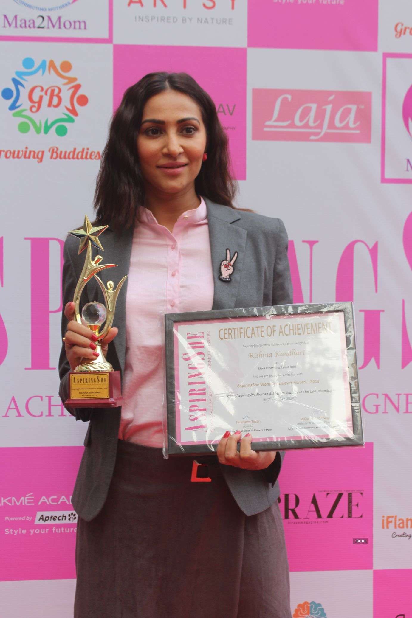 Saumyata & Major Arvind Tiwari felicitate Kamya Punjabi, Devoleena Bhattacharjee & others at 'Aspiring She' Awards