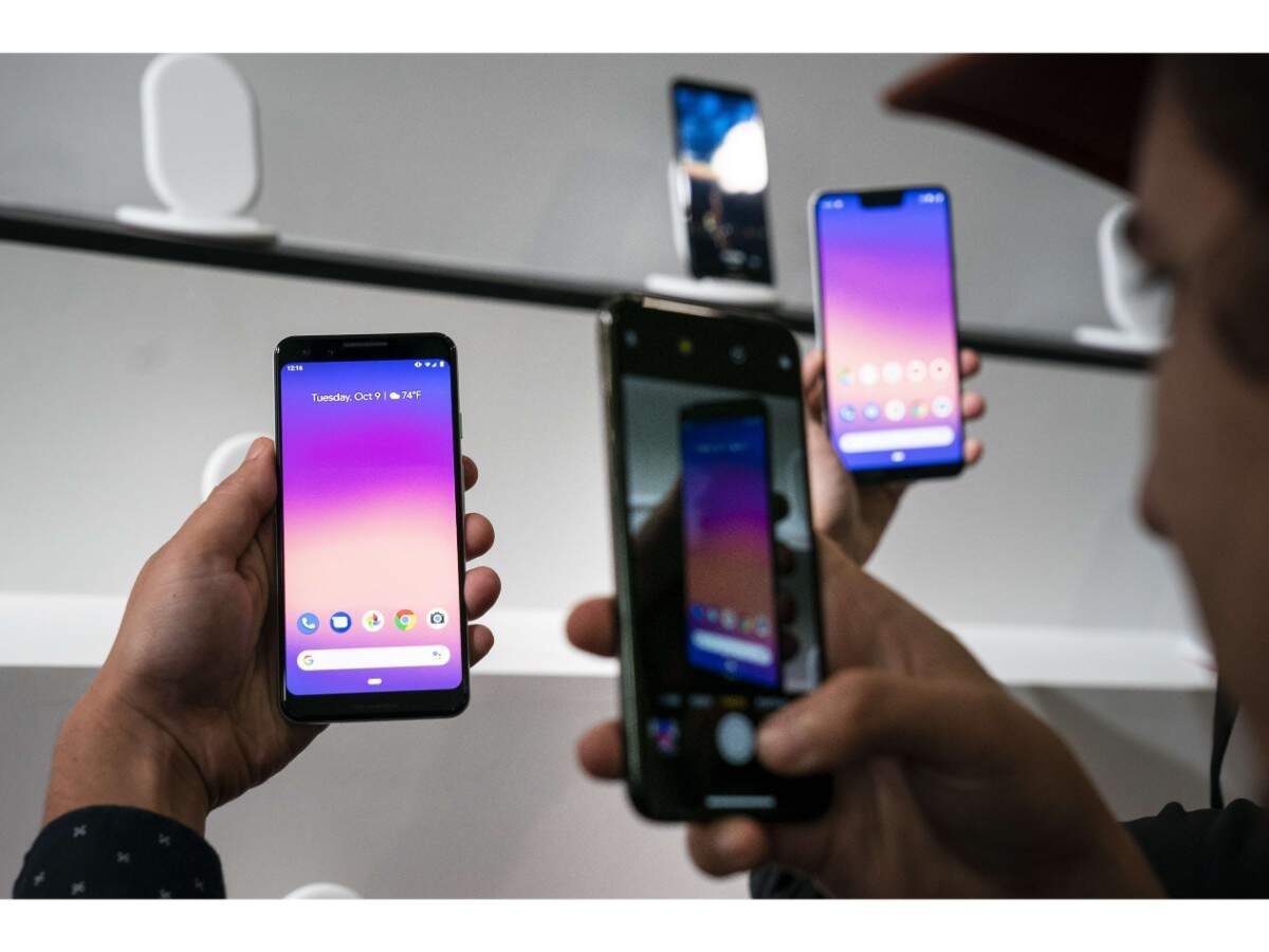 Pixel 3 sports 5.5-inch display with 2915 mAh battery capacity. It's larger than last year's Pixel 2 smartphone (5-inch).