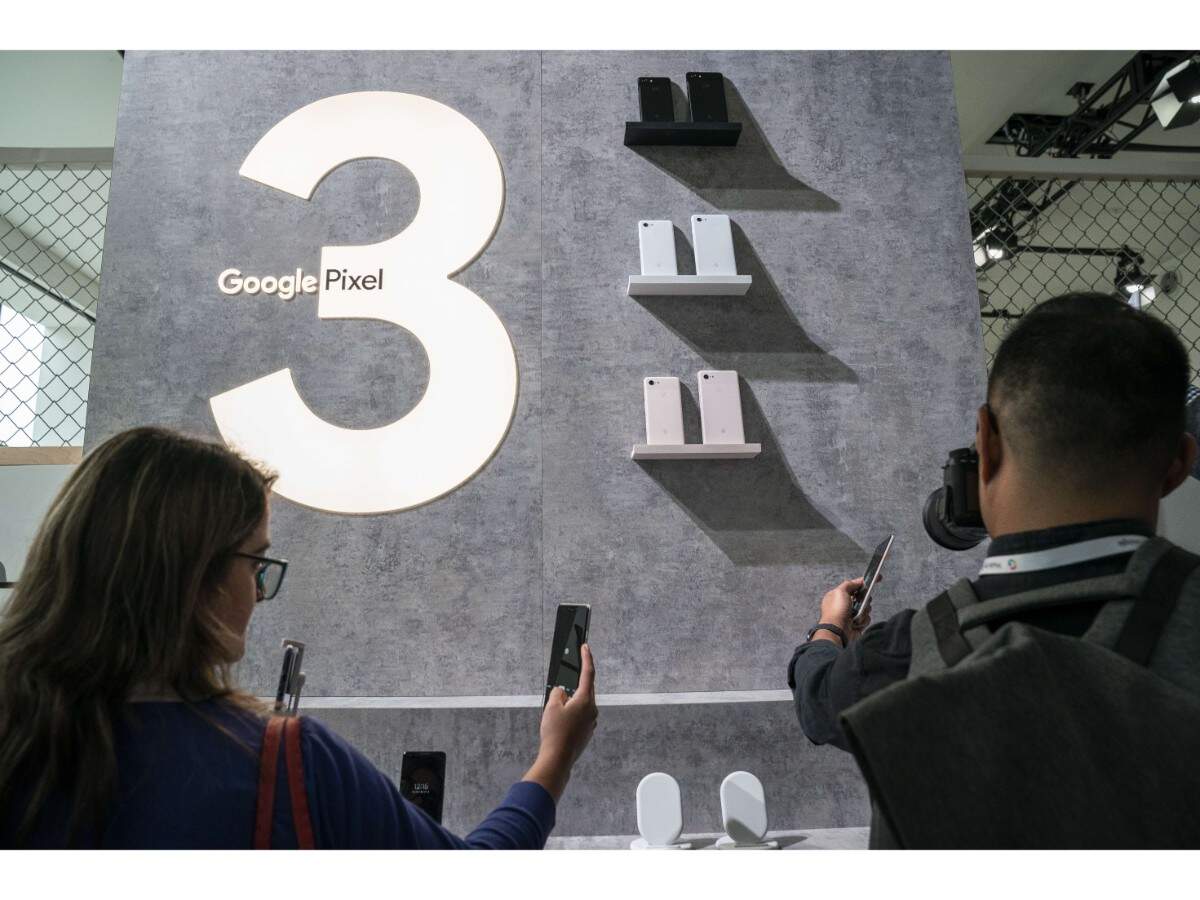 The biggest difference between the Pixel 3 and Pixel 3 XL is the screen size and battery.