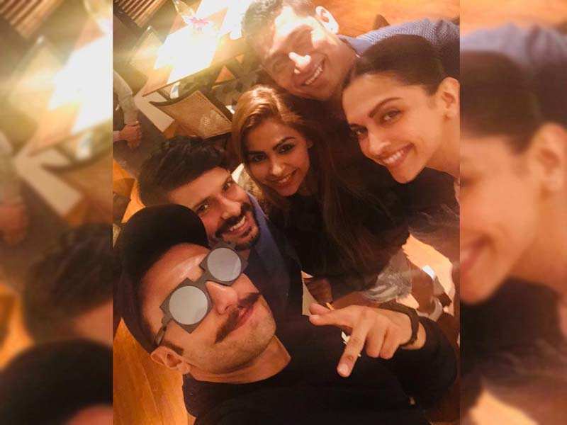 Deepika Padukone And Ranveer Singh Have Dinner With His Mom And Click Selfies With Fans