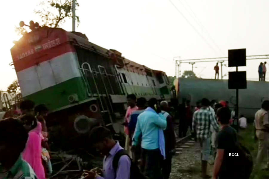 7 dead as New Farakka Express derails in Raebareli